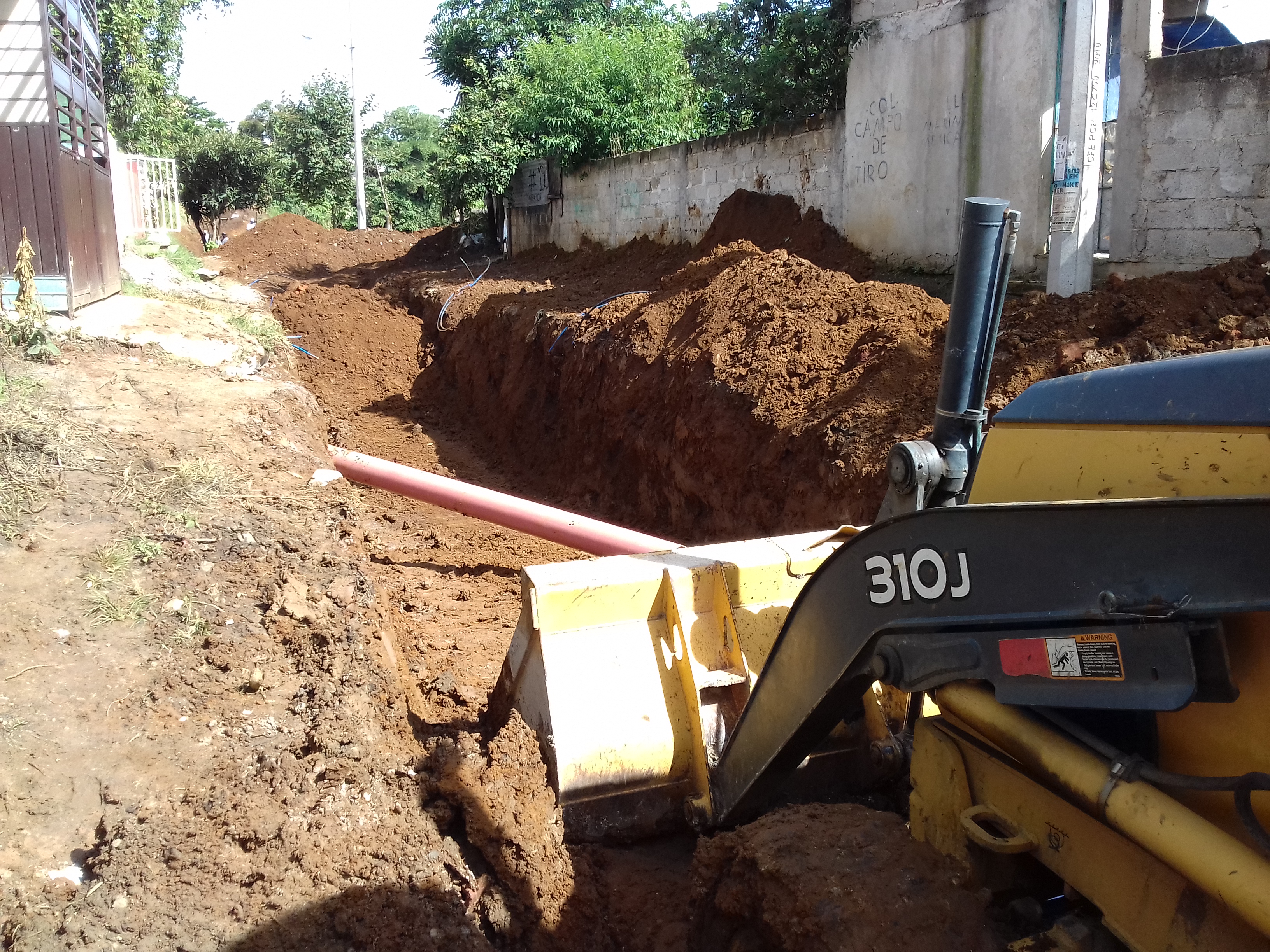 EXCAVACIÓN A MAQUINA O CON EQUIPO MECANICO EN ZANJAS HASTA 6.00 MTS. DE PROFUNDIDAD, EN MATERIAL TIPO "B" INCLUYE AFINE DE TALUDES, FONDO Y ACARREOS INTERNOS.